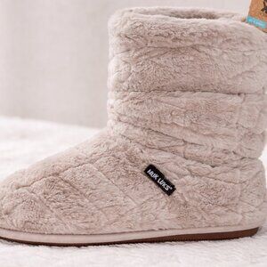Muk Luks Fuzzy Bootie Slippers Beige NWT Women’s 9-10 Cozy Plush